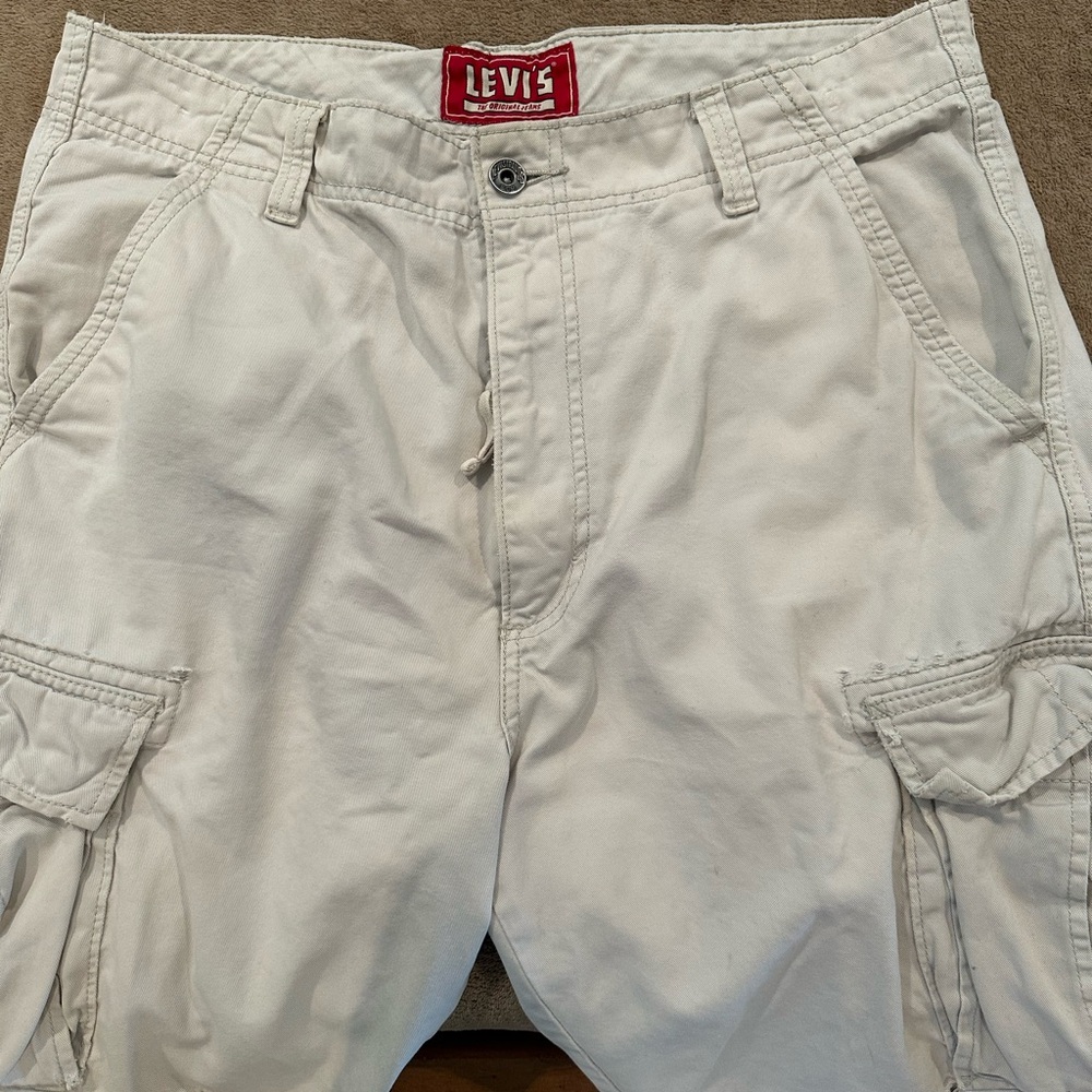 Levi men’s short size 36 cream color like new
